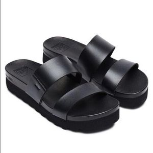 Reef Vista-Hi Cushion Platform Sandals 🖤